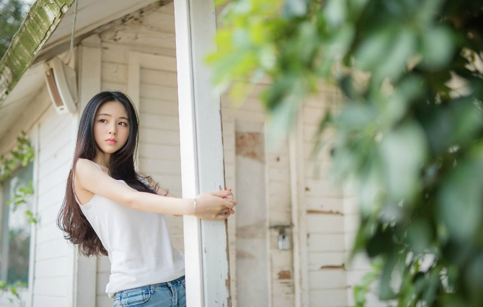 面对人生，与其防守，不如进攻，等待着别人为我们提供意义及价值上的安全感，不如自己去追寻———拿人生去冒险更为合理，就像与其我们等待一个爱人找我们，不如我们主动去找他们。被追求的苦恼在于，追求我们的人，多半不是我们所愿意的，我们可以去追求我们认为理想的人。坐等一切来临更像植物。——韩寒《所有人问所有人》